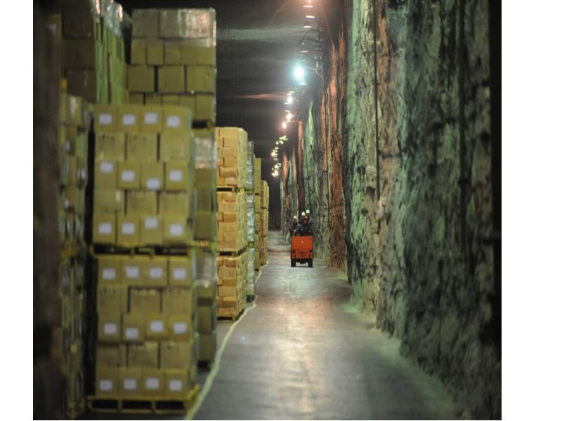 Складские остатки распродажа. Тушенка госрезерв черно белая. Склады госрезерва. Консервы росрезерв. Склады госрезерва.