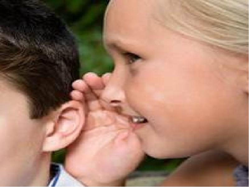 Глухонемой телефон. Ребенок шепчет на ухо. Игра испорченный телефон. Шептание на ухо. Люди шепчутся.