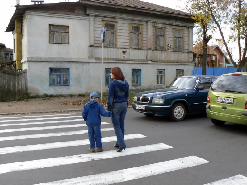 Ловушки для пешеходов. Дорожная ЛОВУШКА на пешеходном переходе. Дорожные ловушки фото. Закрытый обзор на дороге. Колодец на пешеходном переходе.