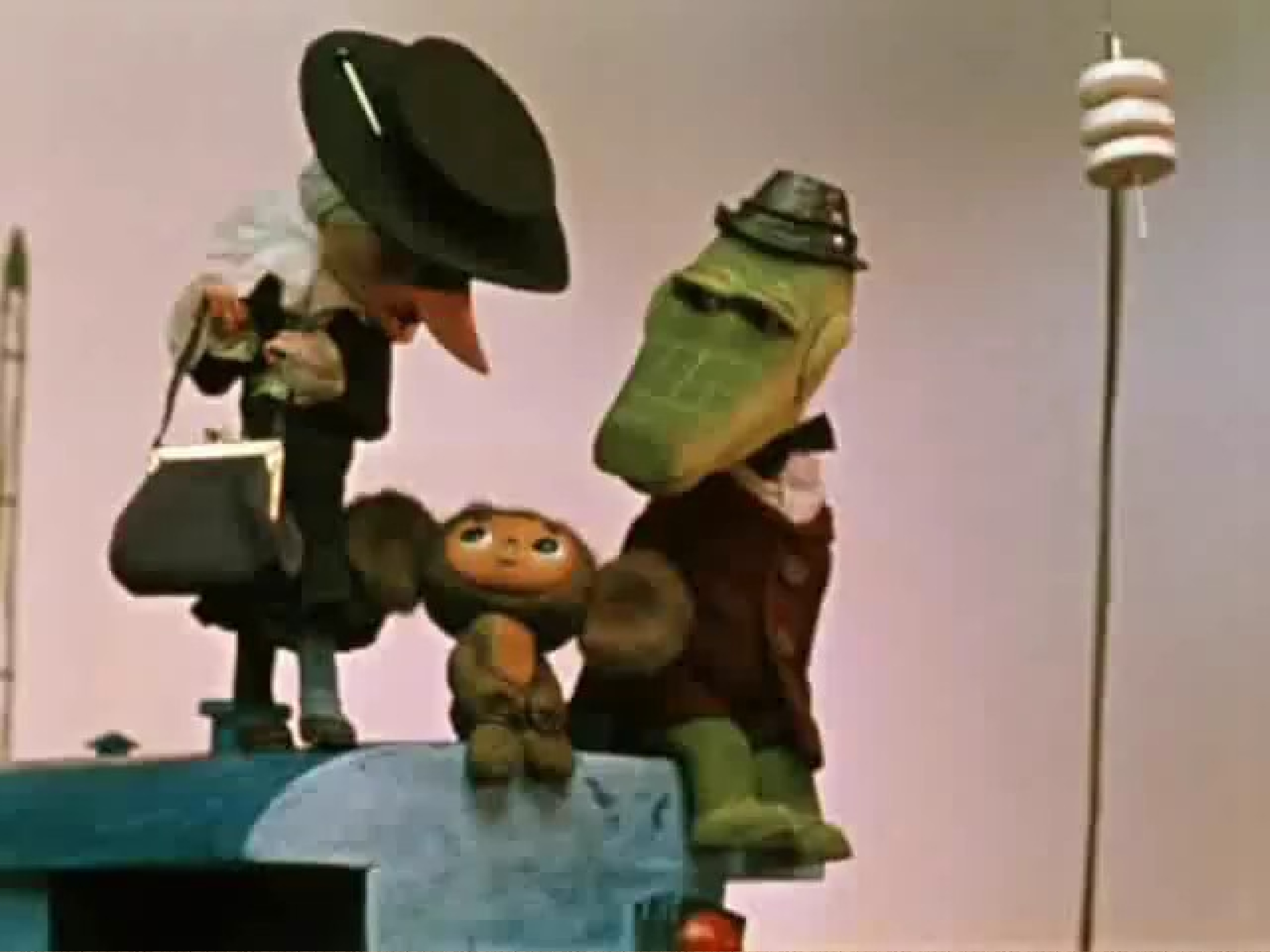 Голубой вагон и чебурашки гены. Крокодил гена голубой вагон. Песня крокодила голубой вагон. Крокодил гена голубой вагон. Текст голубой вагон бежит качается текст.