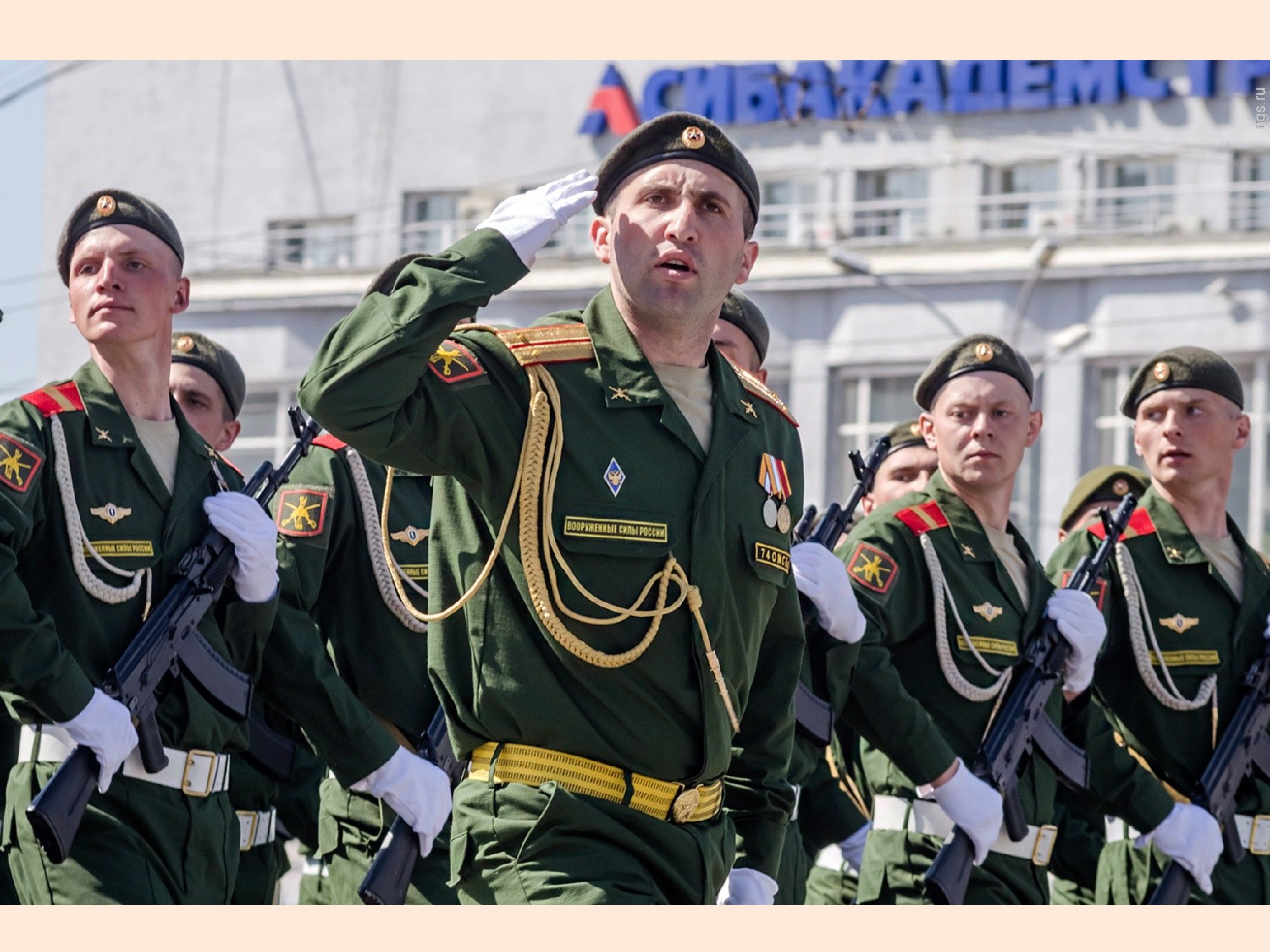 Россия новая зеленая. Офисная форма на параде. Зеленые береты форма. Офисная форма с беретом. Офисная форма для парада Победы.