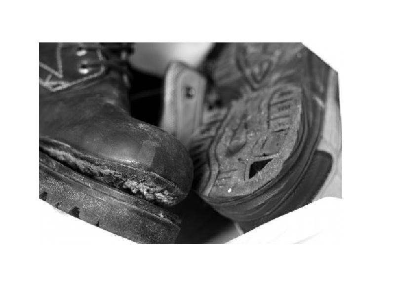 Медленно представляли серебряная ложка рваный башмак. Стоптанные башмаки. Разорванные ботинки. Изношенные сапоги. Изношенная Роба сапоги.