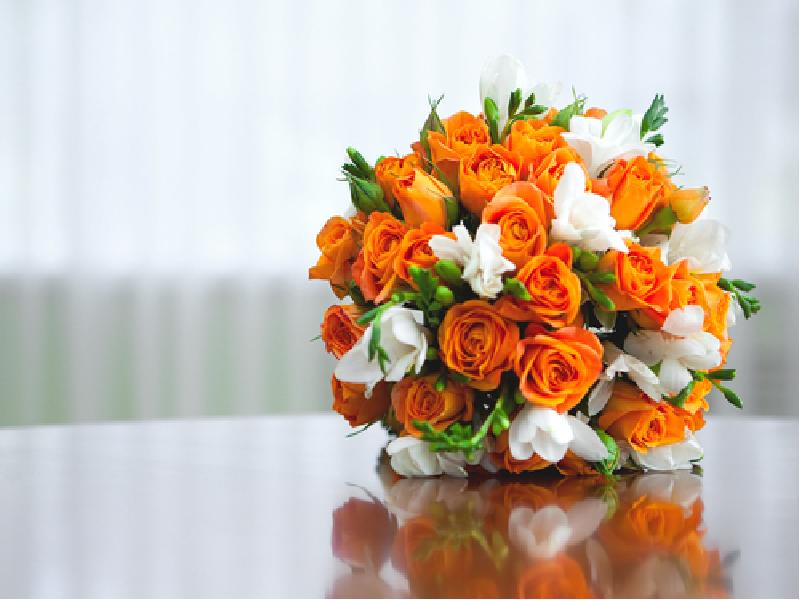 Оранжевые розы в вазе. Букет невесты "оранжевый микс". Оранжевые фрезии букет невесты. Цветочная композиция оранжевая. Свадебный букет в оранжевых тонах.