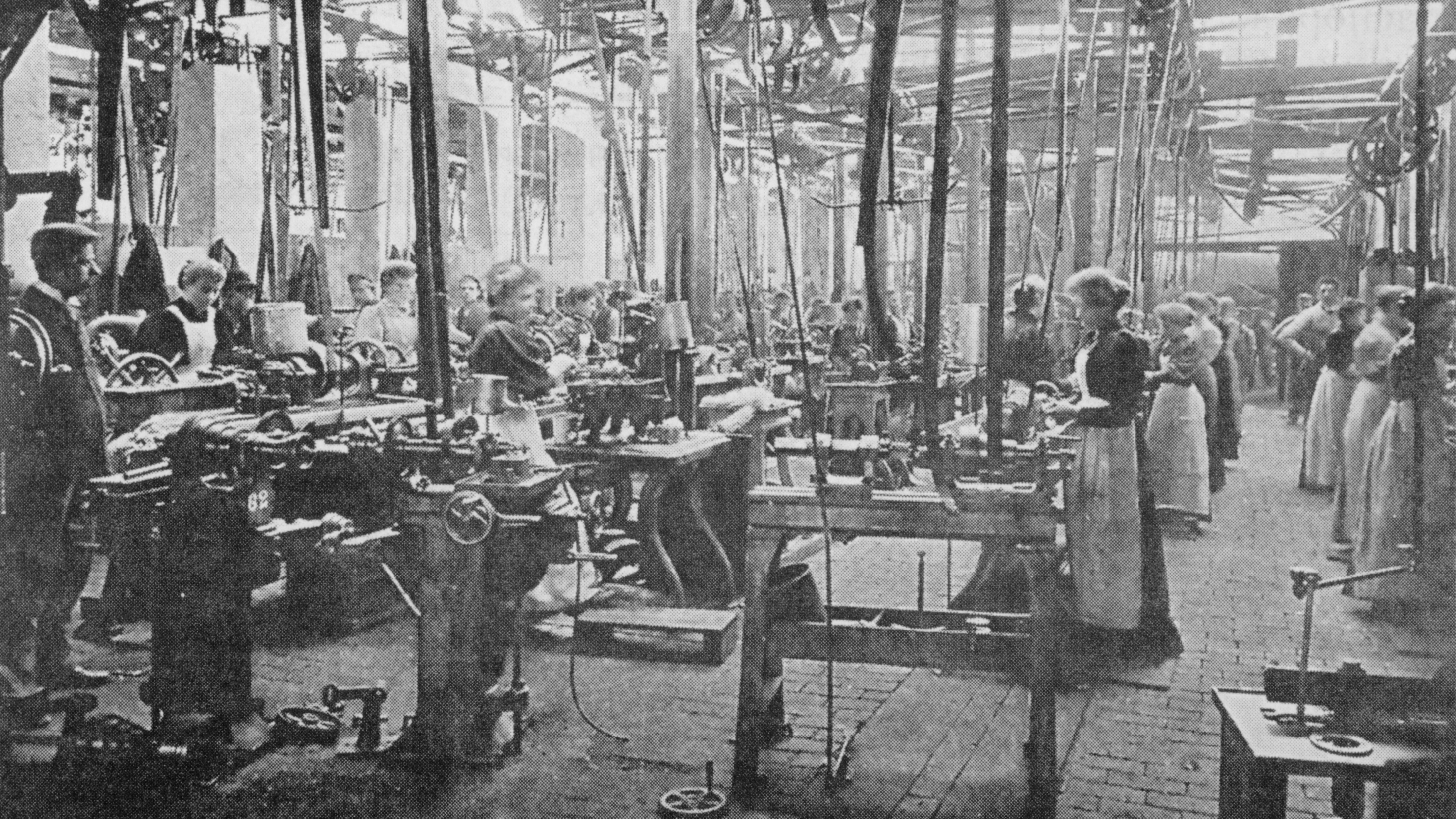 Промышленная фабрично заводских. Работницы на ткацкой фабрике 19 век Англия. Ткацкая фабрика Великобритания 19 век. Ткацкая фабрика в России в 19 веке. Прядильная фабрика 19 века.