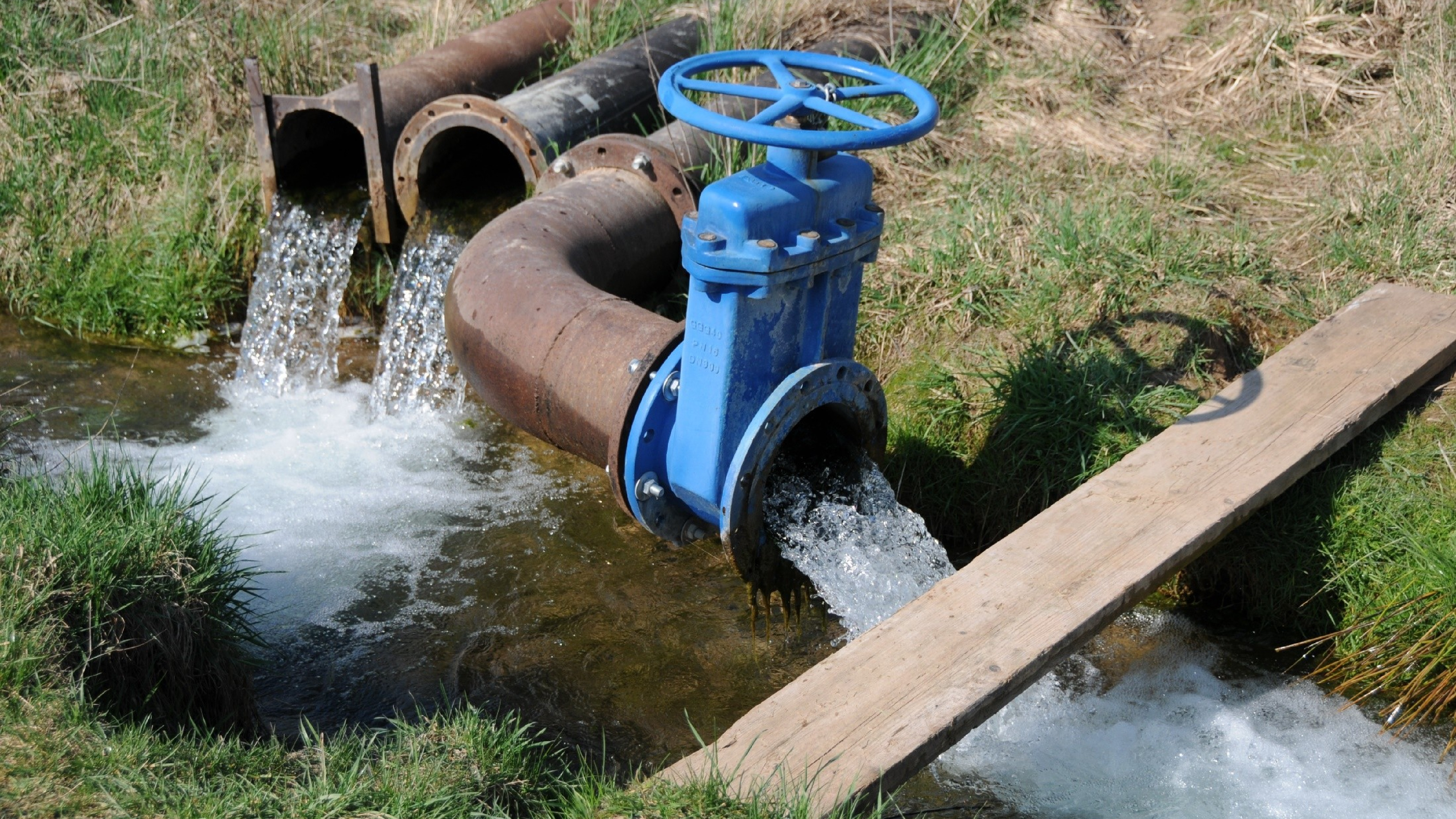 Забор воды водопровод. Трубы для воды. Современный водопровод. Сети водоснабжения. Городской водопровод.