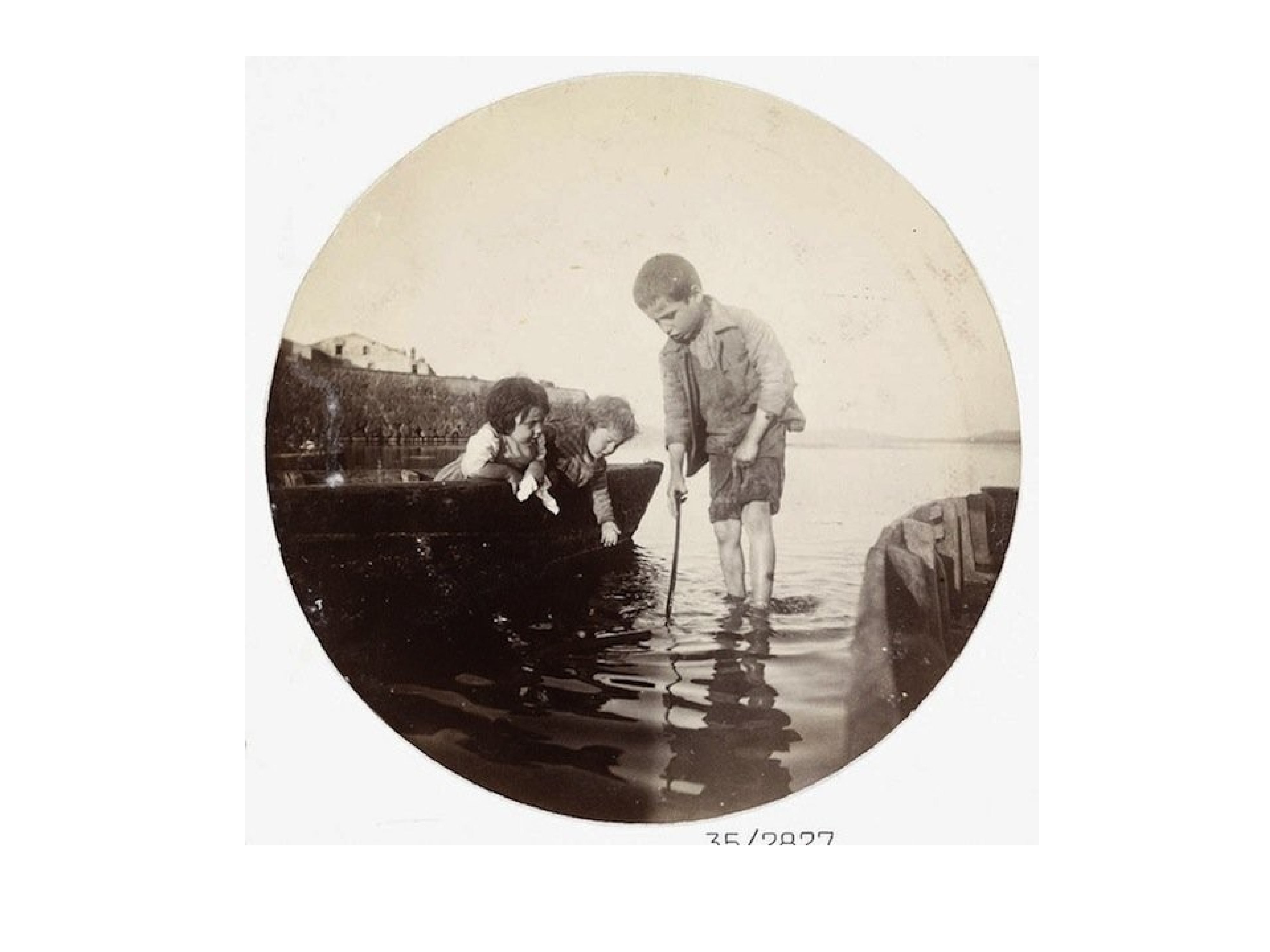 Сообщение первая фотография. Камера Кодак 1888. Первый фотоаппарат Кодак 1888. Кодак 19 век. Первые снимки на фотоаппарат.